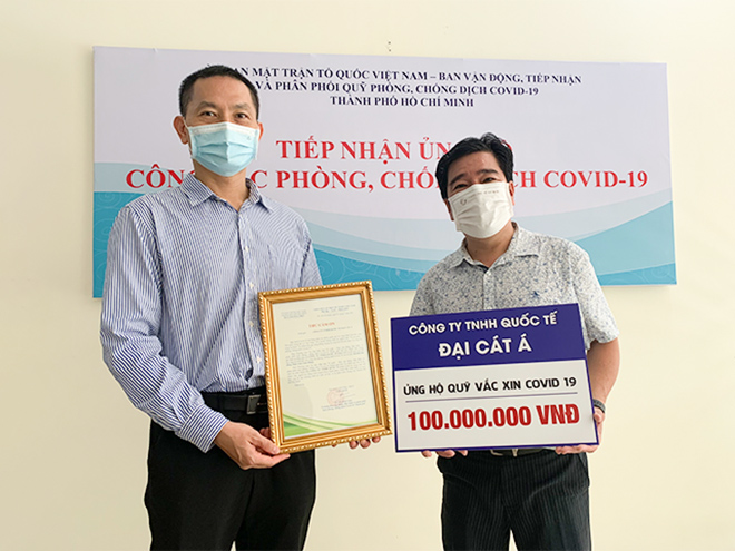 Ông Bùi Minh Hào – Tổng Giám đốc Công ty TNHH Quốc tế Đại Cát Á – trao tiền ủng hộ Quỹ Vắc-xin Phòng Covid-19 tại Ủy ban Mặt trận Tổ Quốc Việt Nam tại TP.HCM.