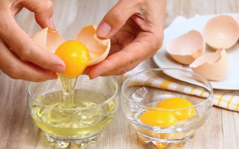 Cách ngăn rụng tóc và làm dày tóc tại nhà bằng trứng