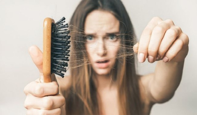 Sử dụng lực quá mạnh khiến tóc hư tổn