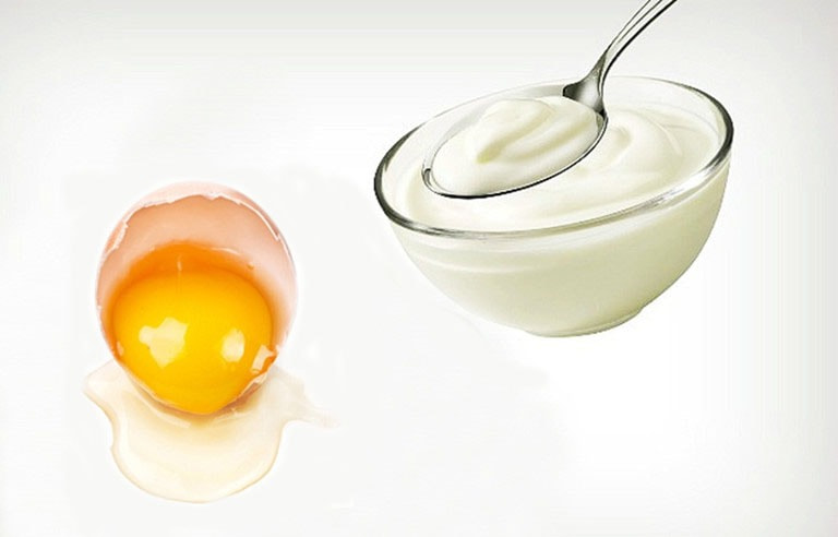 Cách phục hồi tóc hư tổn tại nhà bằng trứng gà và sữa chua