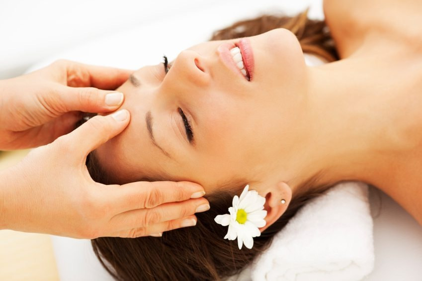 Chăm sóc tóc mỏng yếu - massage da đầu thường xuyên