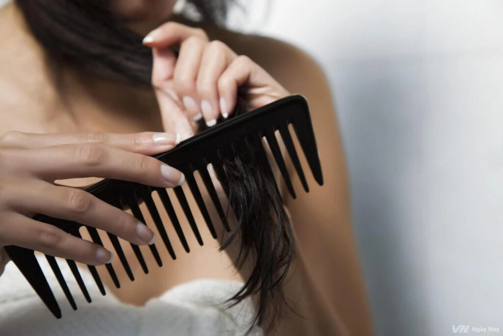 Sử dụng lược thưa để chăm sóc tóc mỏng yếu