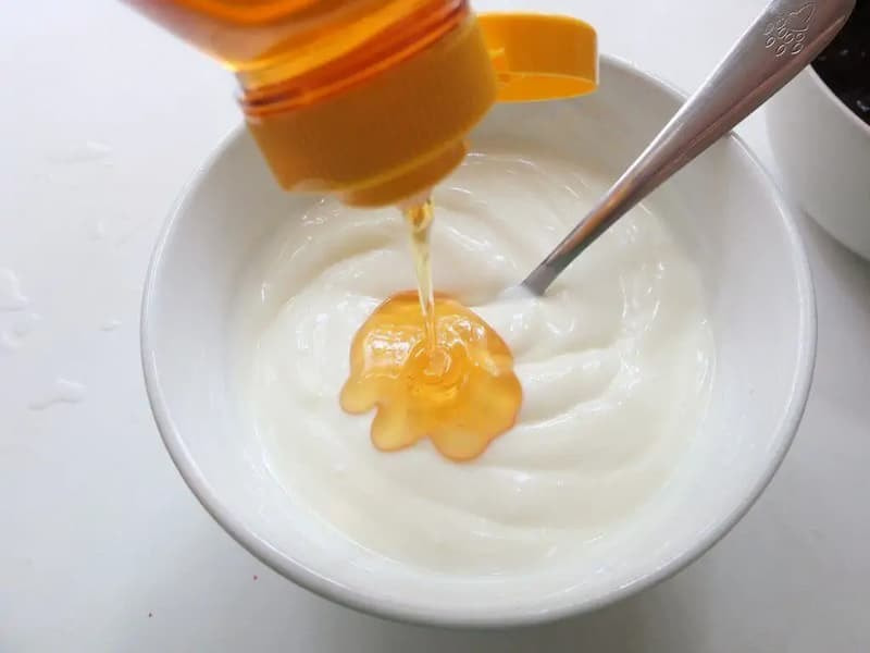 Cách làm đẹp da mặt bằng mật ong kết hợp sữa chua không đường