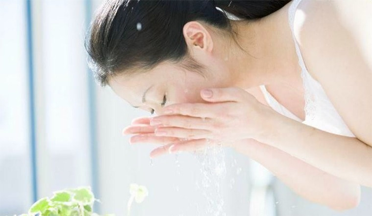 Hạn chế rửa mặt bằng nước nóng để tránh khô da