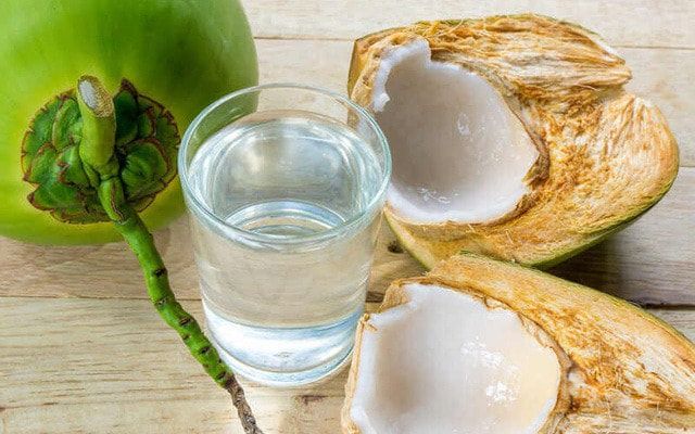 Uống nước dừa giúp trị nám từ bên trong