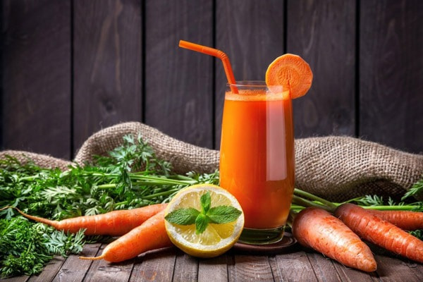 Uống nước ép cà rốt giúp trị nám từ bên trong