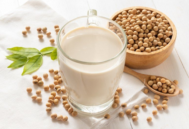 Uống sữa đậu nành giúp trị nám từ bên trong