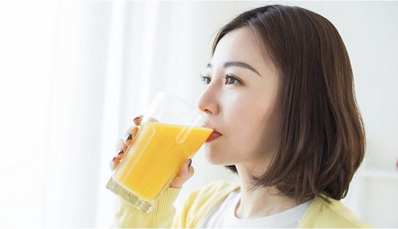 Uống nước cam mỗi ngày hỗ trợ giảm thâm quầng mắt