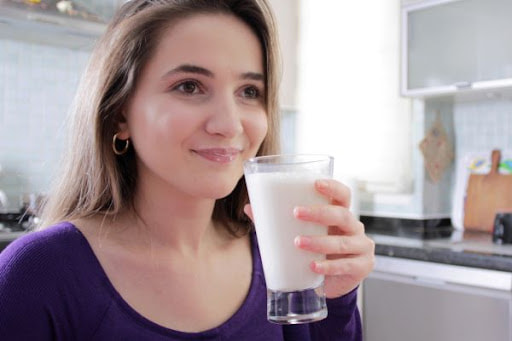 Bạn có thể sử dụng sữa tươi để xử lý dấu hiệu thừa kẽm
