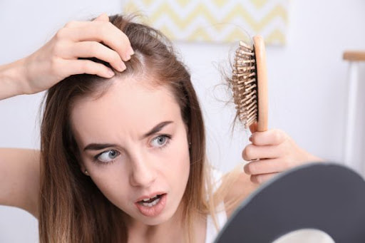 Dấu hiệu nhận biết rụng tóc ở nữ giới