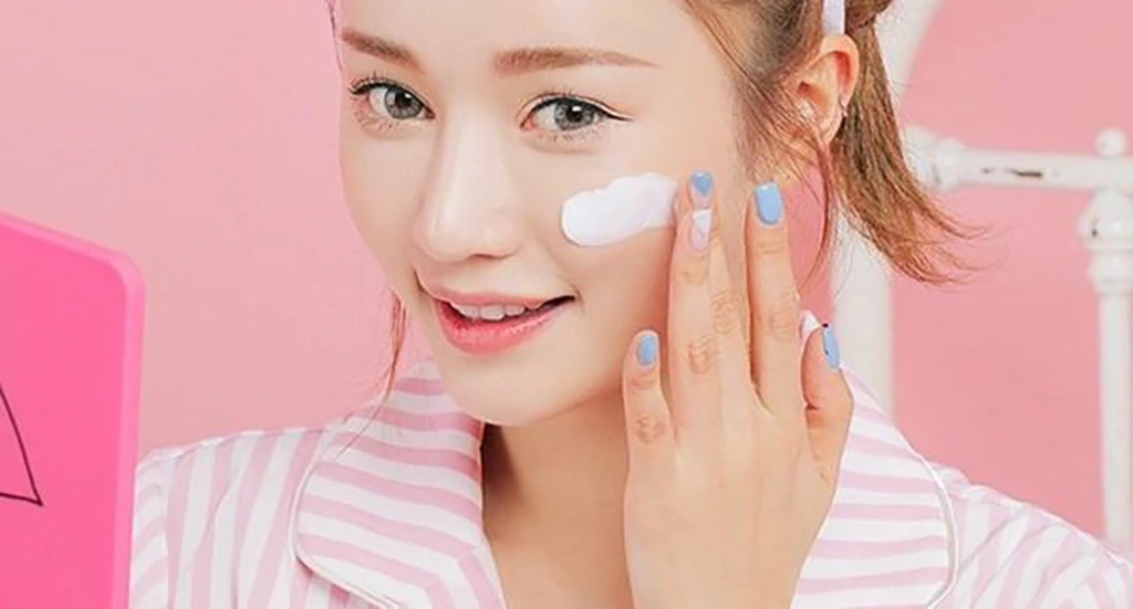 Sử dụng kem chống nắng phù hợp giúp ngăn ngừa mụn