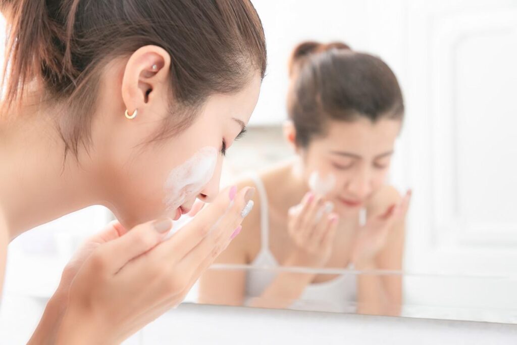 làm sạch da đúng cách giúp điều trị mụn