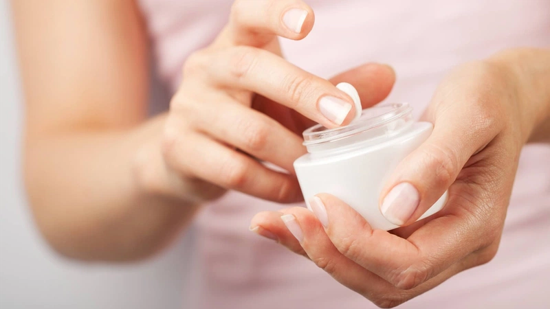 sử dụng mỹ phẩm không phù hợp gây nổi mụn