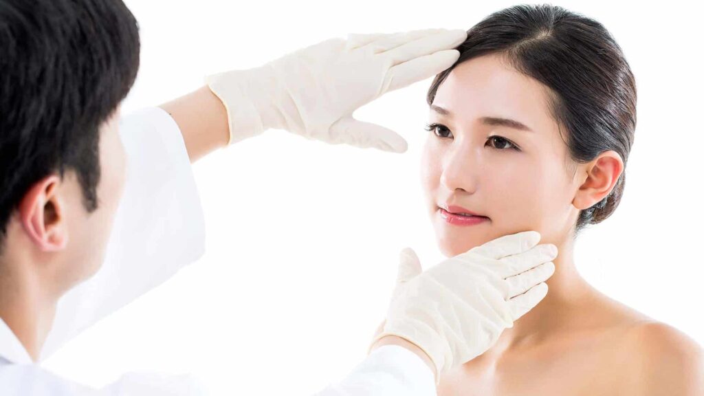 gặp bác sĩ da liễu tư vấn chăm sóc da bị cháy nắng