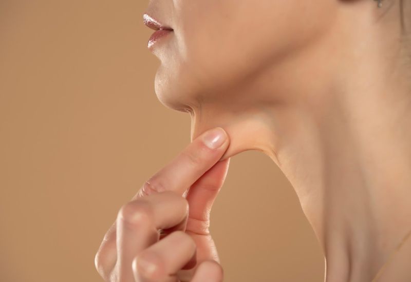 Vùng Da Mặt Và Cổ Bắt Đầu Chùng Nhão