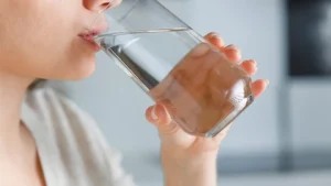 uống đủ nước để cấp ẩm cho da từ bên trong